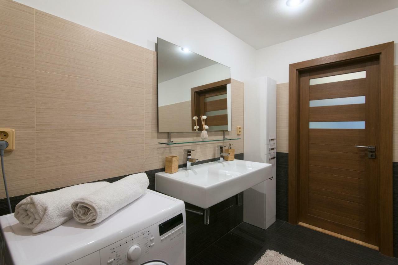 Spacious Apartment Near Wenceslas Square Praga Exterior foto